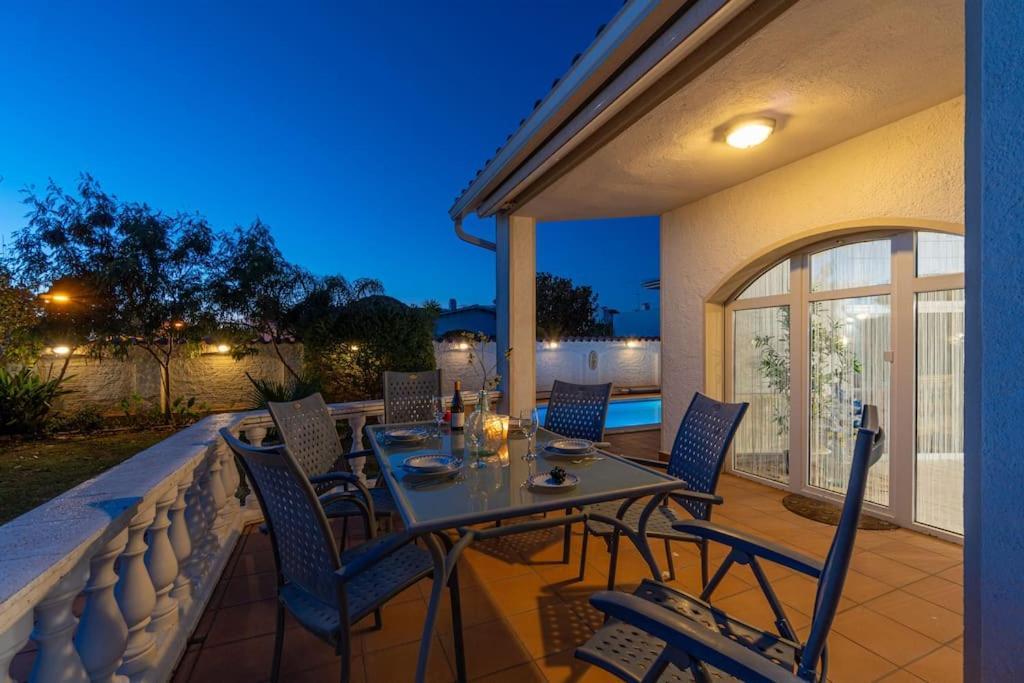 Sm21-Gran Casa De Vacaciones En La Playa, 4 Habitaciones, Climatizada, Piscina, Barbacoa Y Wifi Empuriabrava Kültér fotó